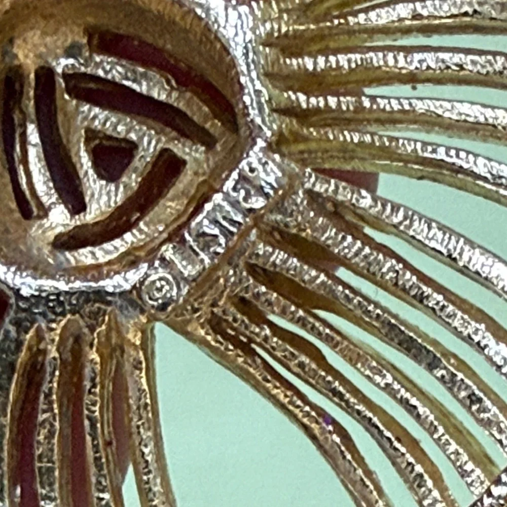 Elegant and Unique Vintage Gold-Tone Large Brooch